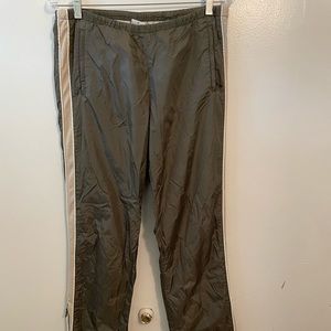 Old Navy M, 🫒 windbreaker sweat 👖 Nylon and polyester, used in good condition